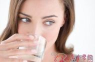 清晨一杯水可以预防口腔和胃肠疾病