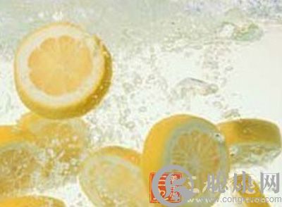 柠檬水中含有大量柠檬酸盐，能够抑制钙盐结晶，从而阻止肾结石形成，甚至可以使部分慢性肾结石患者的结石减少、变少。