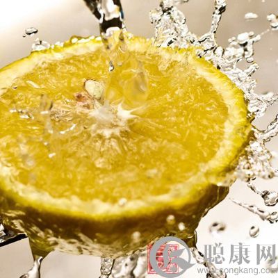 柠檬汁具有抗菌功效。将一只柠檬榨汁，再加入50毫升水，用其擦脚，可消除脚臭。