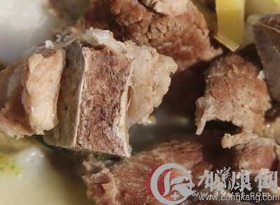 排骨过水后加入党参加1000ML水煮，快熟时放入冬瓜