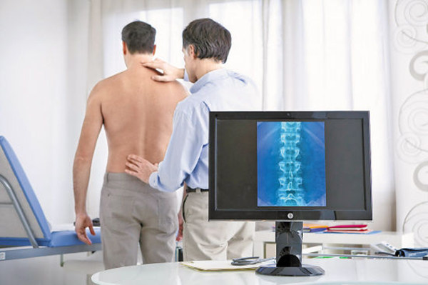 长期坐姿不当致腰椎间盘突出 六种按摩手法轻松缓解
