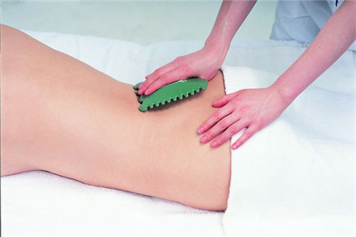 “刮痧瘦腿“需注意方法 牢记这些常见的刮痧手法