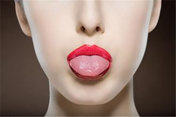 舌苔厚白是什么原因 怎么回事呢？