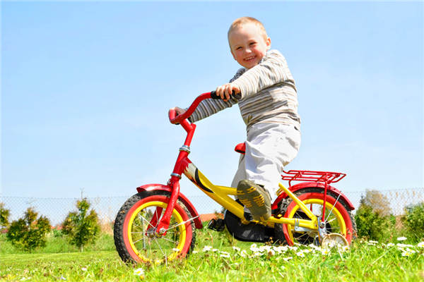 春季骑单车出游最合适？小孩骑车该如何保护自己