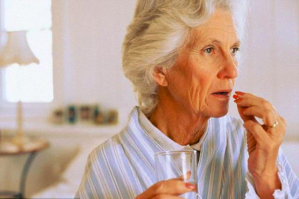 春季老年人经常咳嗽很难受 止咳药水的选择很重要