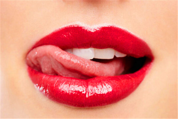 嘴唇干裂的6大原因 冬季嘴唇干裂的日常护理