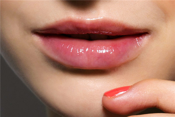 嘴唇干裂脱皮是缺少什么维生素吗？