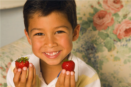孩子吃草莓过敏怎么办？吃草莓过敏的症状