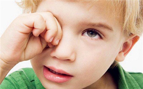 八岁儿童经常眨眼睛是什么原因