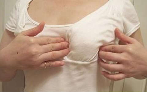 乳房硬块按摩手法