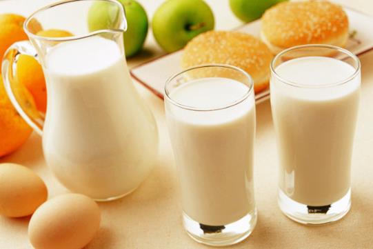 如何辨别牛奶是否掺假？怎样鉴别新鲜的牛奶