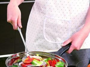 怎样炒菜能减少厨房油烟？如何减少炒菜油烟的危害