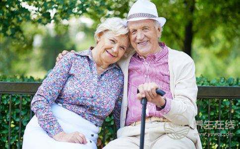 保持年轻心态帮助老人缓解衰老