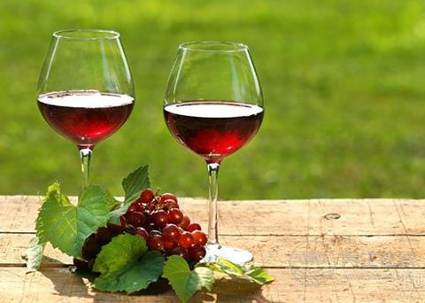 半甜的红葡萄酒有啥奇效？ 常喝有效预防老年痴呆