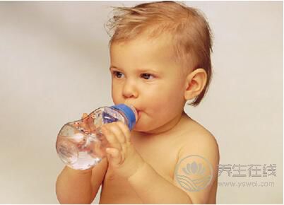 新生儿吃母乳要喝水吗？哪些情况需要喂水呢？