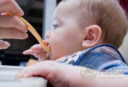 宝宝越早吃易过敏食物，过敏几率越小？