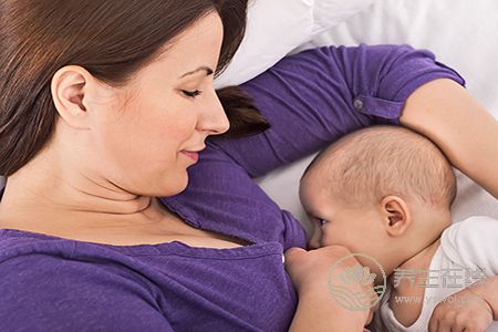 1个月宝宝吃奶哭该怎么办?