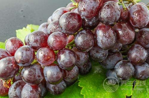 葡萄有个外号“水晶明珠”，常吃有3大好处
