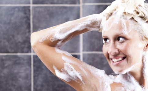 洗头发时加点盐可减少掉发