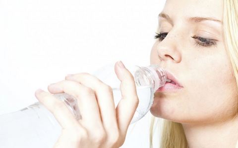 10种有害健康的喝水习惯