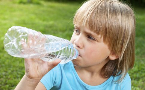 多喝水可帮助小儿提高免疫力