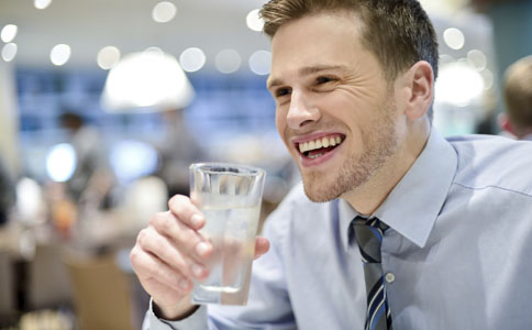 喝错早上第一杯水 影响健康一辈子