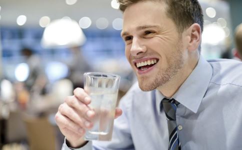 多喝水等于健康？过量喝水易伤害肾脏