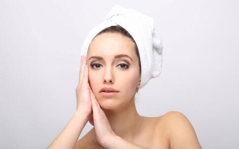 女性经期能洗头吗 经期洗头要注意哪些 经期后吃什么可以补血