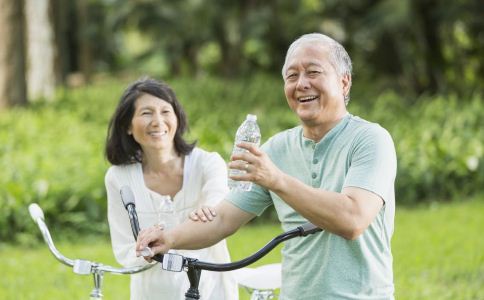 老人如何喝水 老人怎么健康喝水 老人喝水的方法