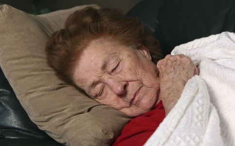 老人失眠如何调理 老人失眠的原因 老人失眠怎么办