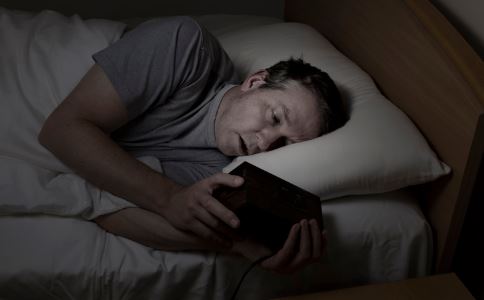睡前玩手机好吗 睡前玩手机有什么危害 如何玩手机比较好