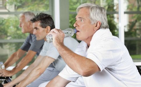 老人如何喝水 老人怎么健康喝水 老人喝水的方法