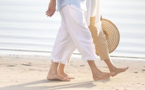 赤脚走路能养生 强身健体防疾病