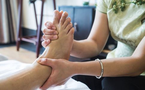 三种搓脚方式能养生保健 动作很简单