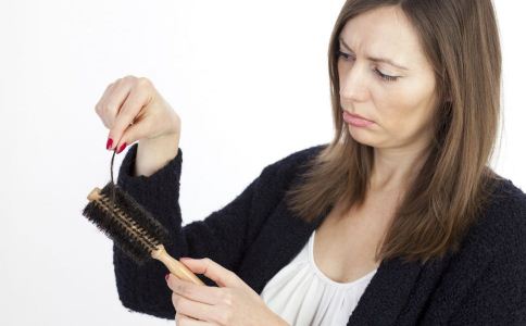 梳头的错误方法 梳头的注意事项 吃什么可以护发