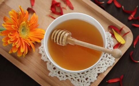 秋季喝蜂蜜有哪些好处 秋季喝蜂蜜能润肺吗 喝蜂蜜有哪些禁忌