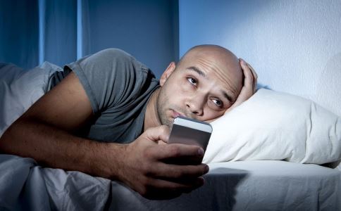 睡前玩手机最容易影响睡眠质量