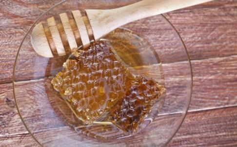 蜂蜜有哪些营养价值 女人吃蜂蜜有哪些好处 蜂蜜泡什么喝最好