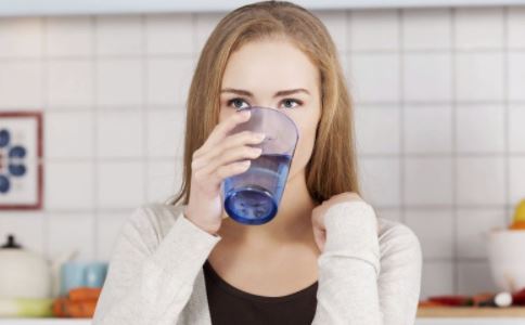 怎么喝水才健康 如何健康喝水 早上起床后怎么喝水健康