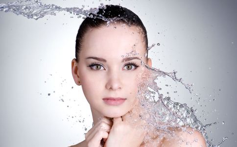 洗热水澡会让皮肤变干吗 冬季皮肤干燥的原因 冬季皮肤为什么会变得干燥