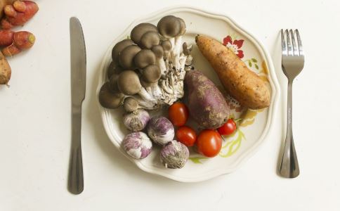 吃什么会导致食物中毒 哪些食物容易让我们食物中毒 如何避免食物中毒