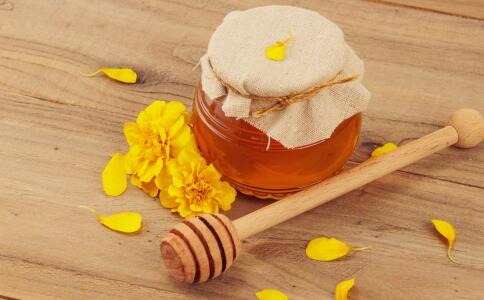 秋季喝蜂蜜有哪些好处 秋季喝蜂蜜能润肺吗 喝蜂蜜有哪些禁忌