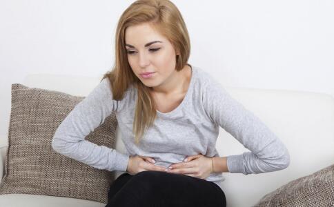 女性小腹隐痛的原因 女性小腹隐痛怎么办 女性小腹隐痛的危害