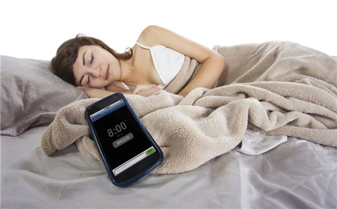睡觉手机放在枕头边有危害吗 睡前玩手机有什么危害 睡觉时手机放枕边会怎么样