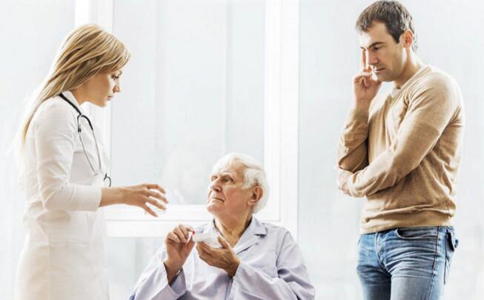 老人怎么吃药才安全 老人吃药要注意什么 老人服用药物的注意事项