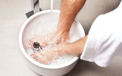 盐水泡脚的好处 泡脚要注意什么 泡脚可以治疗感冒吗