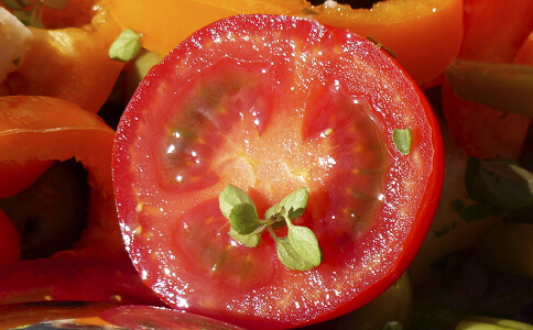 西红柿的营养价值 西红柿的营养功效 西红柿颜色决定功效