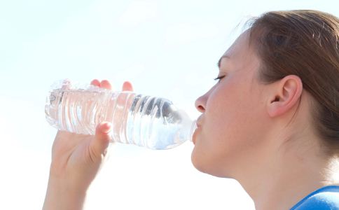 秋季怎么喝水 秋季喝水的方法 什么时候喝水最好