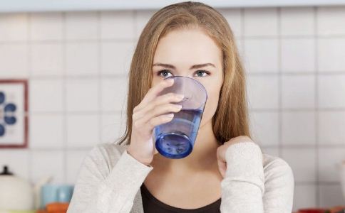 怎么喝水才健康 喝水的正确方法 怎么喝水有利于健康