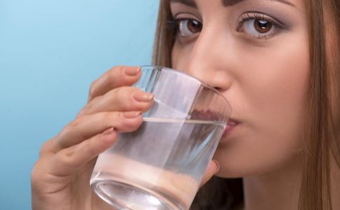 女人如何健康喝水 女人喝水的好处 女人怎么喝水好